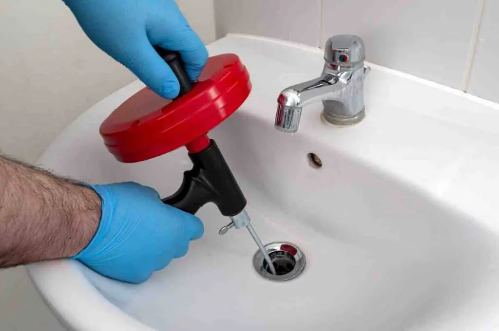 Comment enlever un gros bouchon dans un drain ?