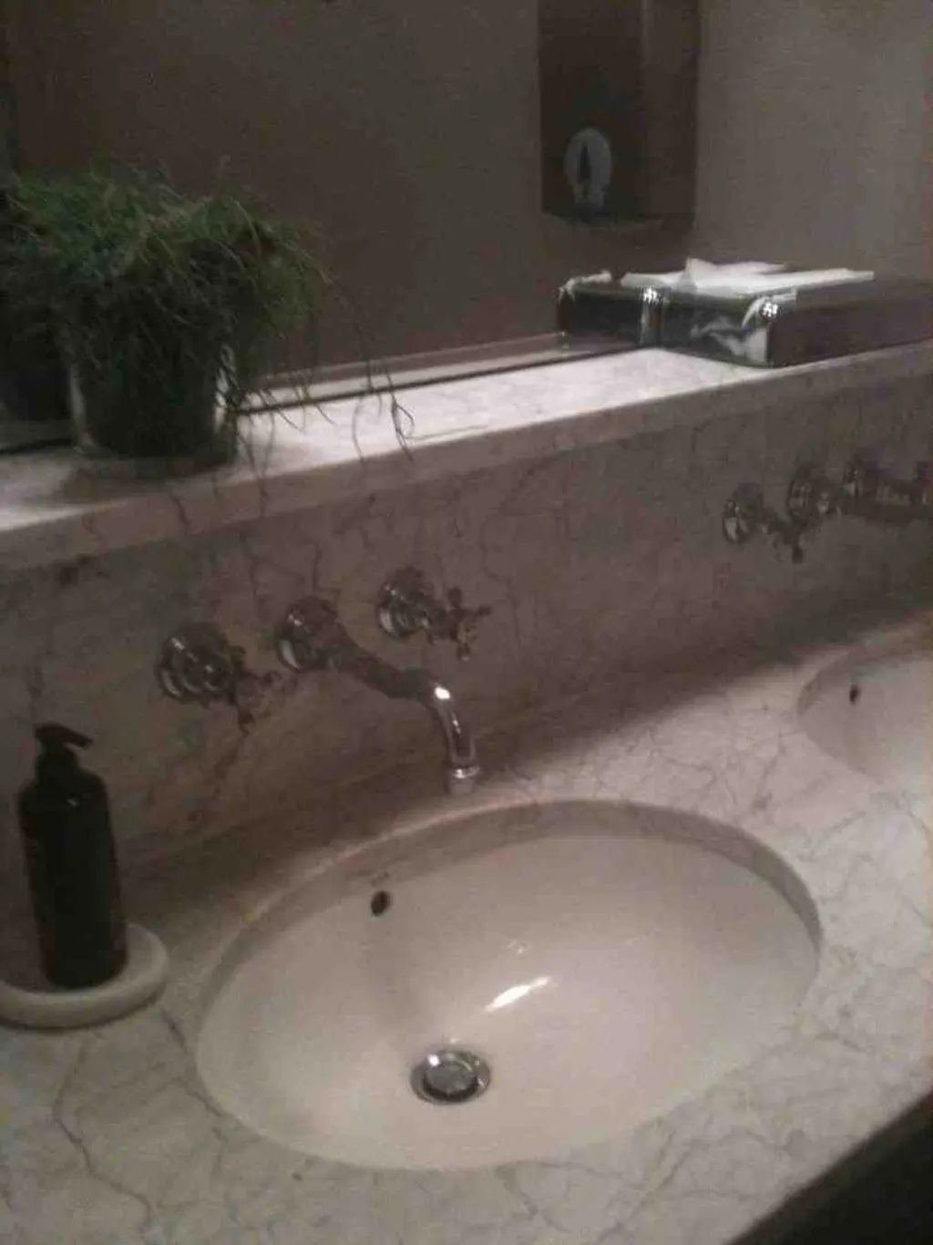 Qui doit changer le robinet des toilettes ?
